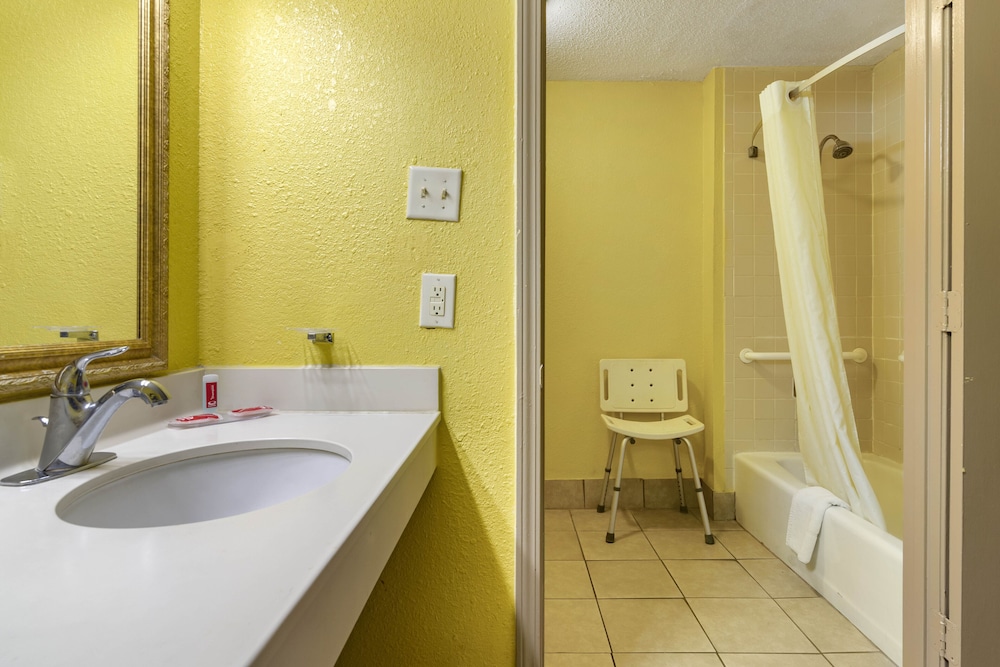 Econo Lodge Douglas - photo 29
