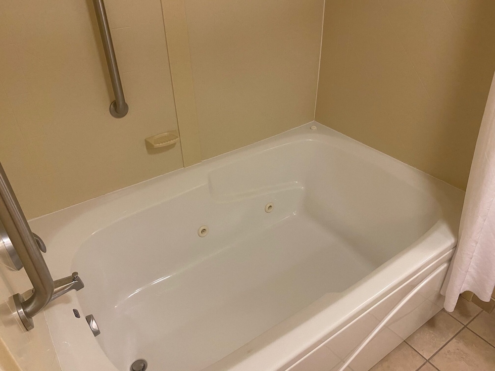 Hampton Inn and Suites Indianapolis Fishers - photo 21