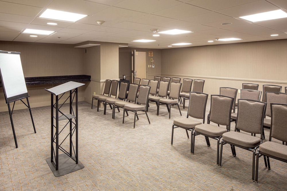 DoubleTree by Hilton Pittsburgh Green Tree - photo 32