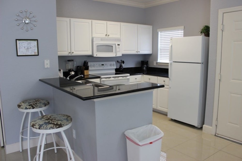 Lucaya Village Gorgeous Townhome - photo 7
