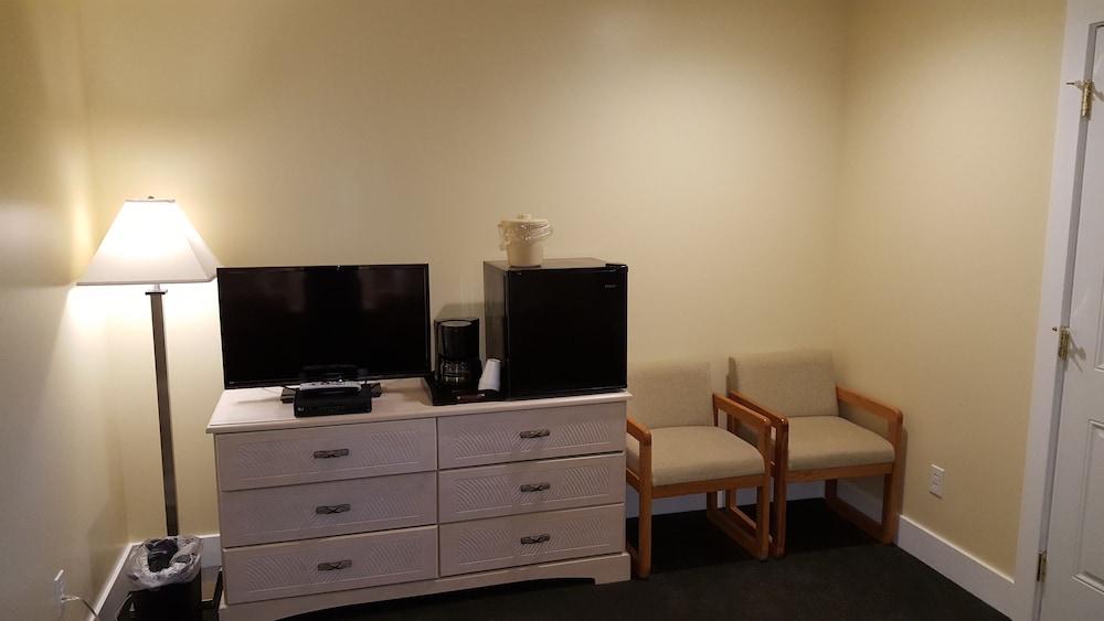 Captain's Quarters Motel - photo 5