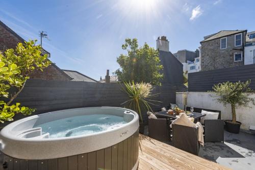Azenor House Central Location Hot Tub Free Parking & WiFi 3 Pets Accepted — 4-Star Luxury Hotel in St Ives, United Kingdom