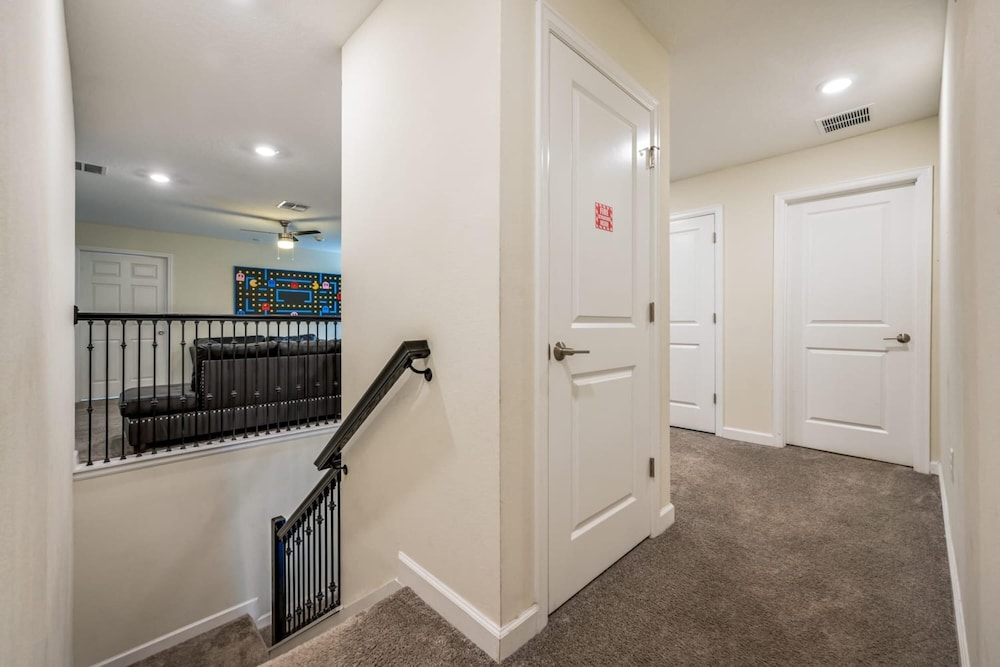 Family Paradise Space Themed Perfect Location - photo 28