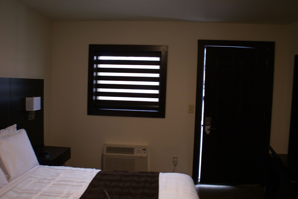 Boarders Inn & Suites by Cobblestone Hotels Syracuse - photo 15