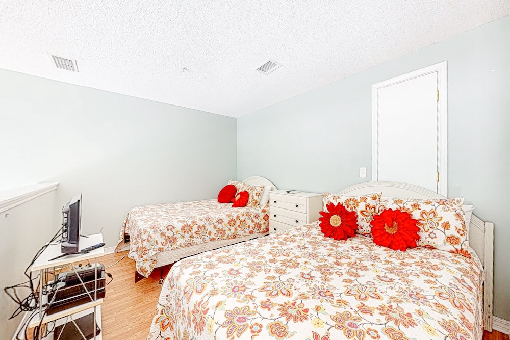 Direct Gulf Front Condo with Resort Pools with Hot Tubs Steps to Beach - photo 4