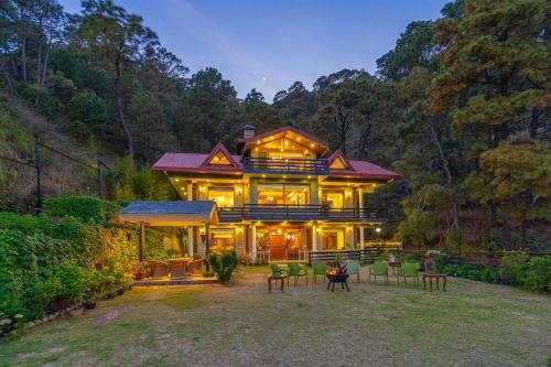 StayVista at Floradale W Jacuzzi & Wood Fire Pizza in Kasauli, India