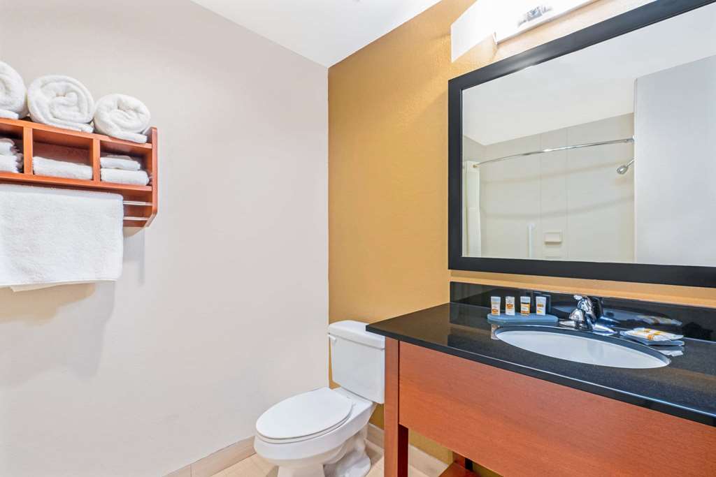La Quinta Inn & Suites by Wyndham Midwest City Tinker AFB - photo 18