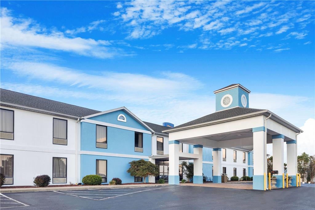Baymont by Wyndham Madisonville - photo 2