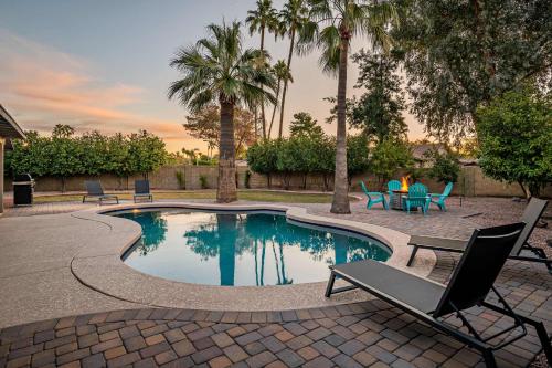 Art Deco Oasis Vintage Charm Pool Firepit BBQ — 4-Star Luxury Hotel in Phoenix, United States