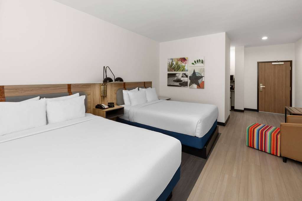 La Quinta Inn & Suites by Wyndham El Paso East Loop 375 - photo 36