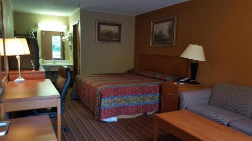 Scottish Inn Knoxville - photo 11
