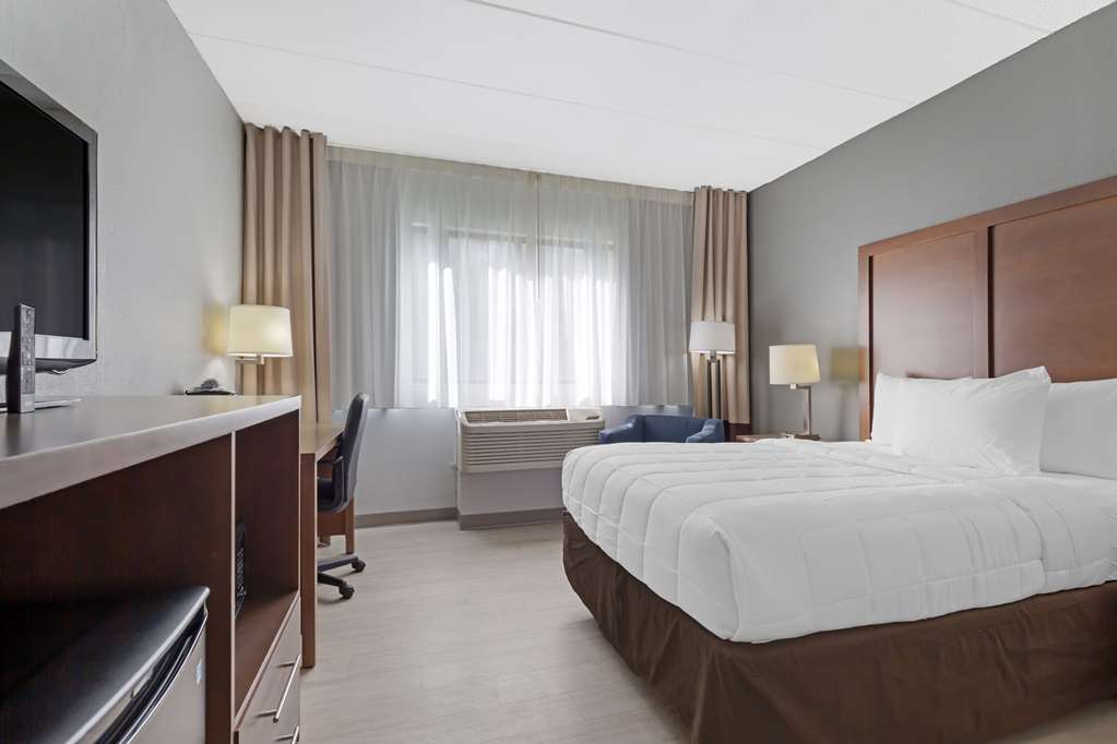 Clarion Hotel & Suites BWI Airport North - photo 8