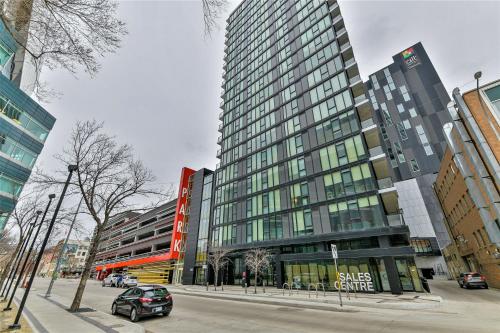 Cozy Skyline Condo in Downtown across Canada Life Centre — 4-Star Luxury Hotel in Winnipeg, Canada