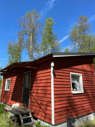 Trevlig Röd liten stuga — hotel in Ryd