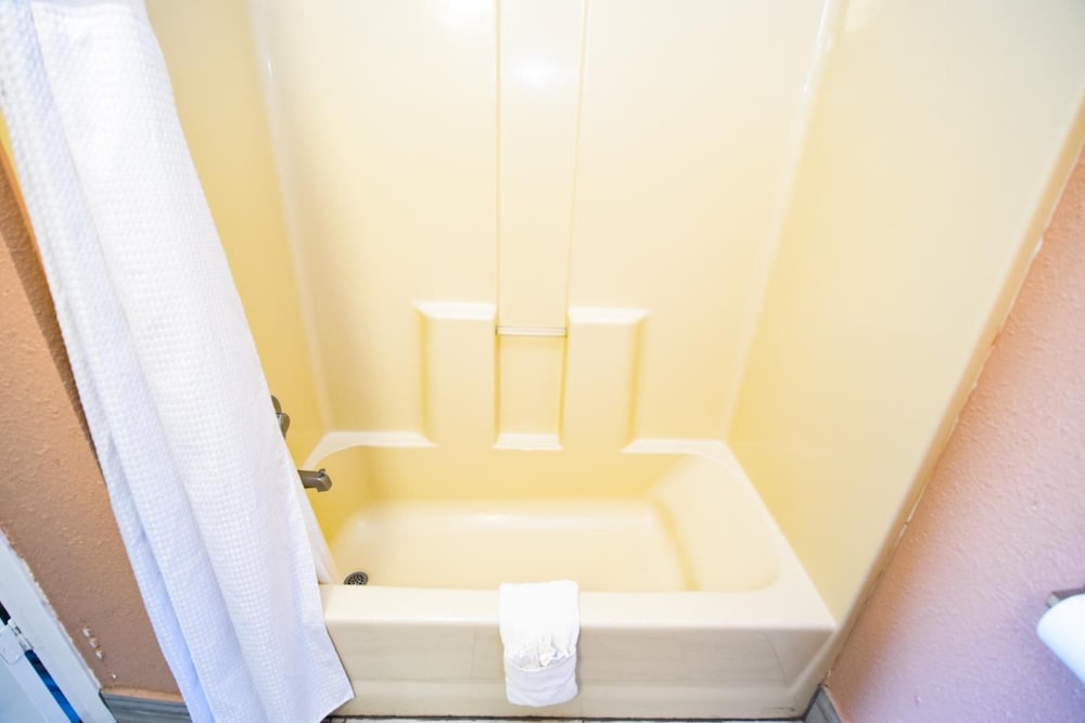 Economy Inn Beebe - photo 23