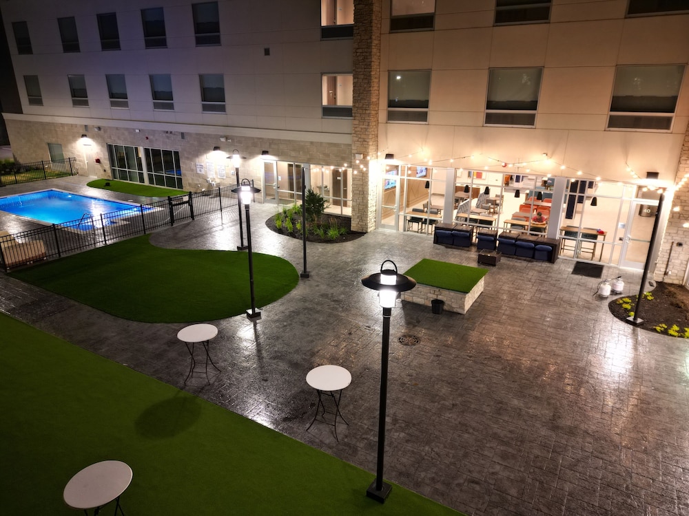 Holiday Inn Express & Suites Chicago Schaumburg an IHG Hotel - photo 35