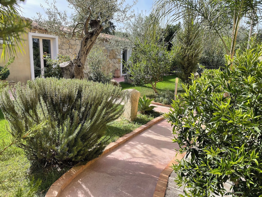 Vi Ja Villa Janas — 4-Star Luxury Hotel in Sestu, Italy