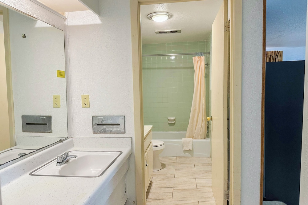 Shamrock Kings Inn By Oyo Marked Tree I 555 - photo 13