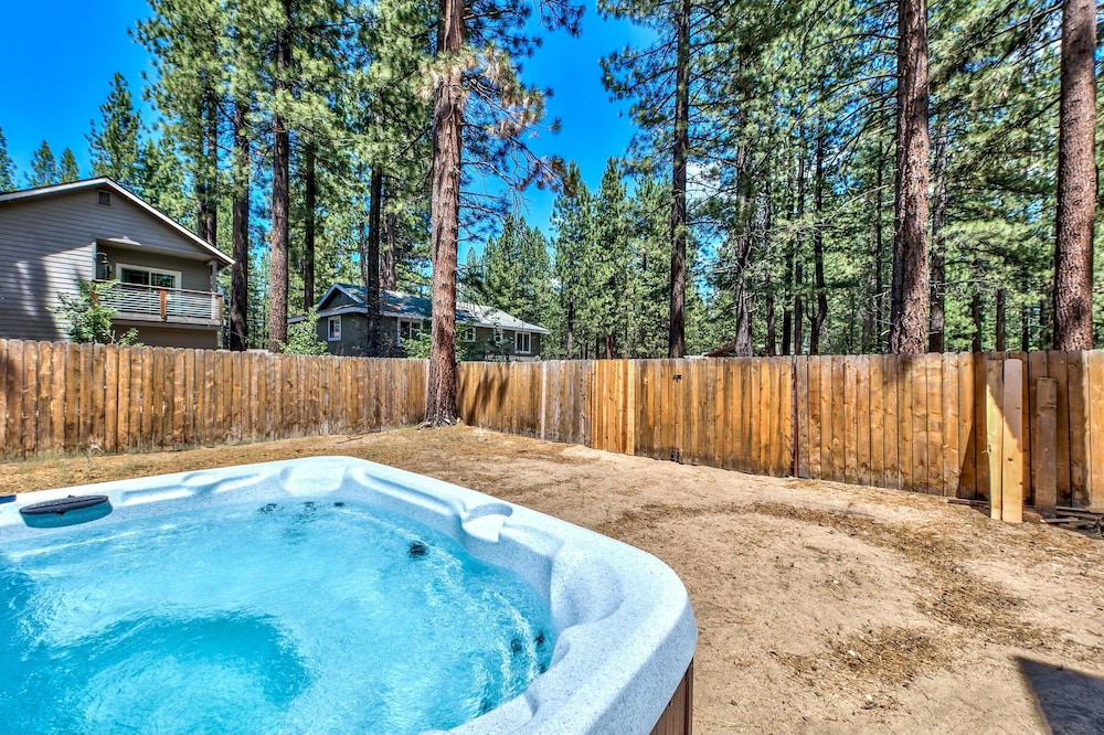 1213GB Golden Bear Tahoe Home — 4-Star Luxury Hotel in South Lake Tahoe, United States