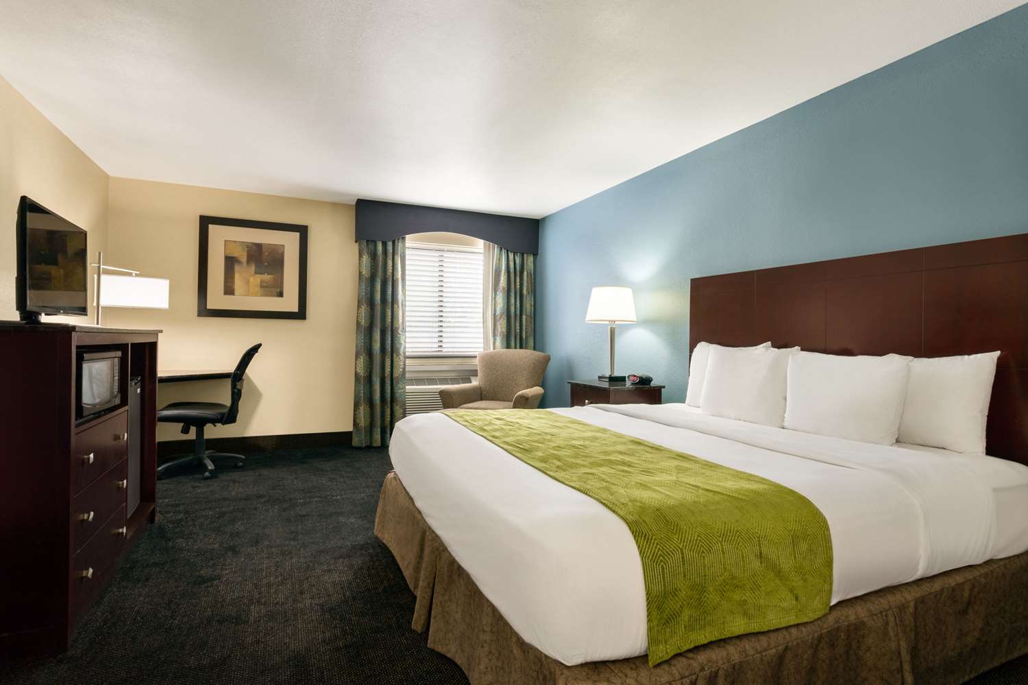 Super 8 by Wyndham Nashville Airport North - photo 3