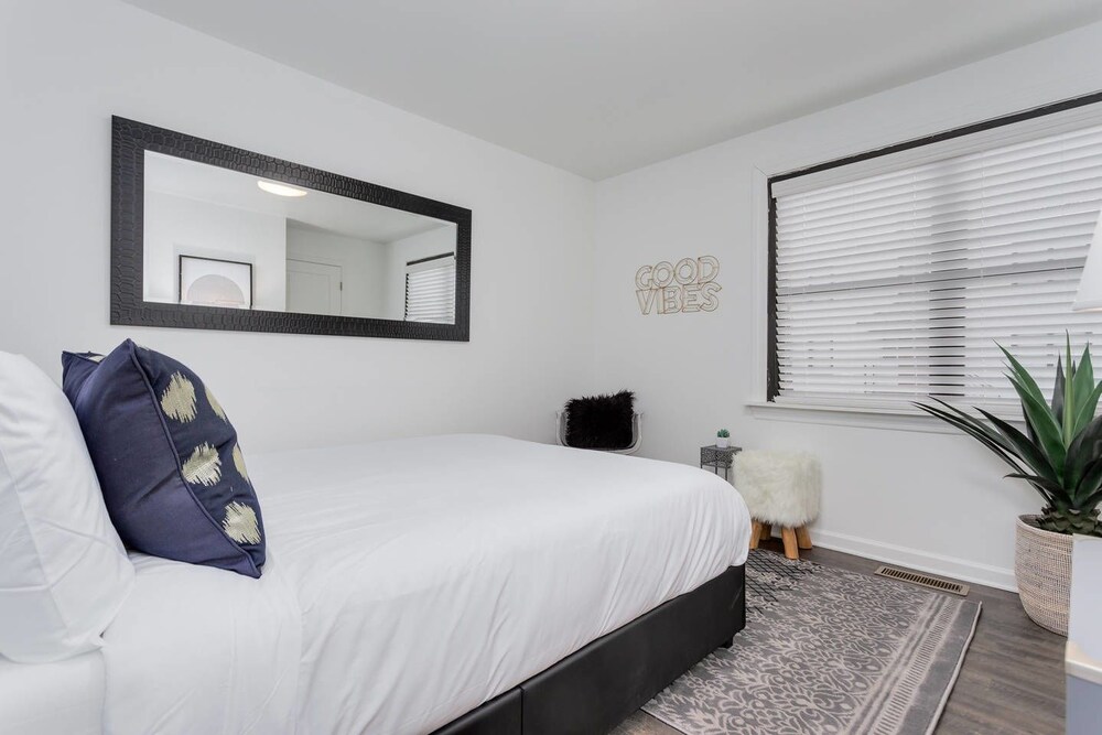 10 BRs Comprised of 2 5BR Suites by Domio - photo 11