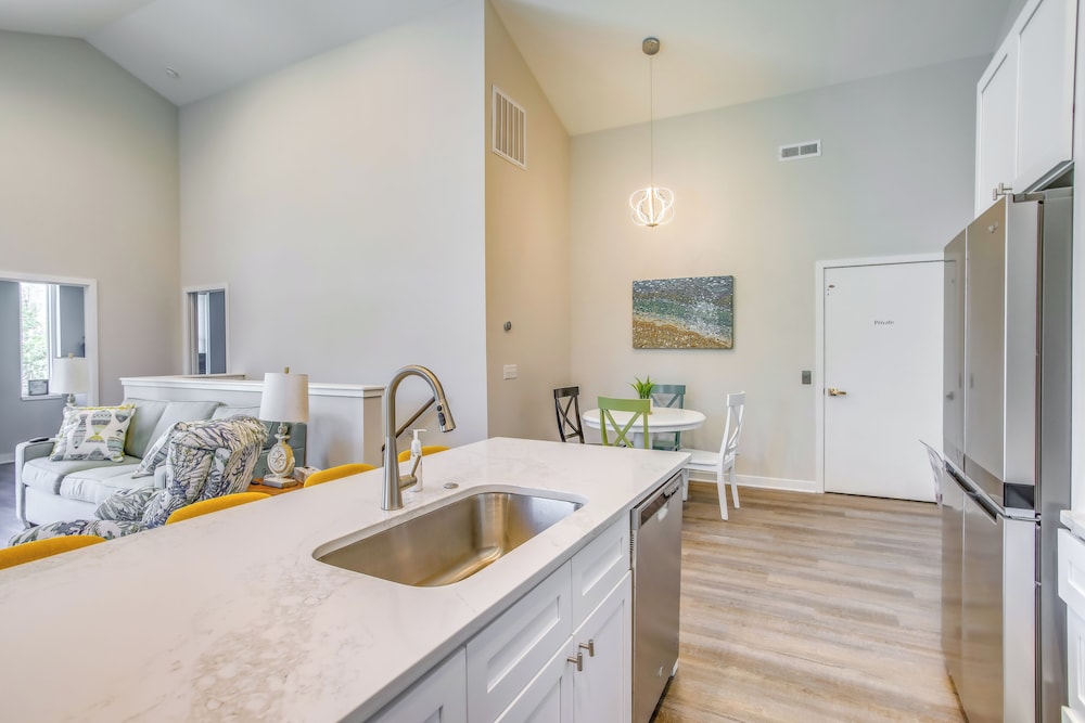Carolina Beach Vacation Home Near Boardwalk — 4-Star Luxury Hotel in Carolina Beach, United States
