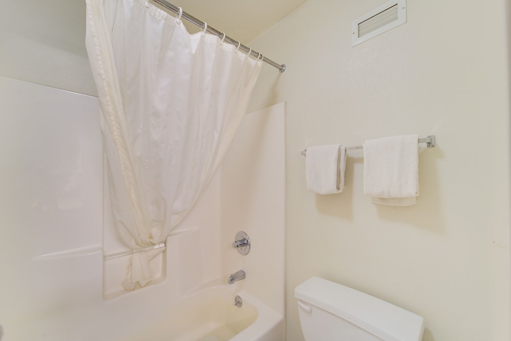 Capital O Amerihost Inn and Suites Fulton Hwy 54 MO - photo 39