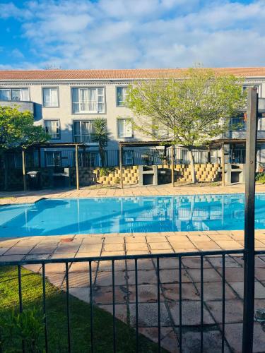2 bedroom flat in Pinelands near Old Mutual