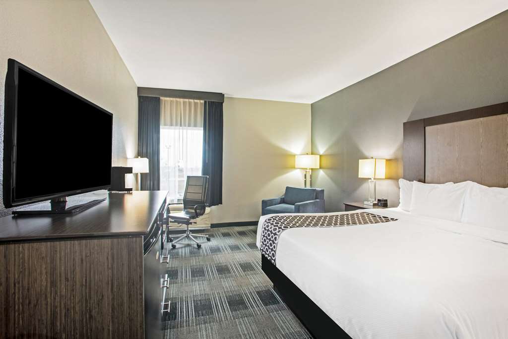 La Quinta Inn & Suites by Wyndham Victoria South - photo 18