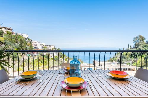 Lovely Sea View Apartment Swimming Pool — 4-Star Luxury Hotel in Taormina, Italy