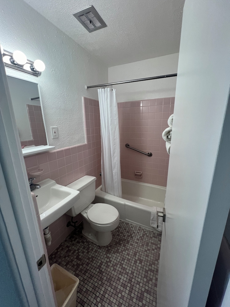 Ivan Hoe Motel - photo 26