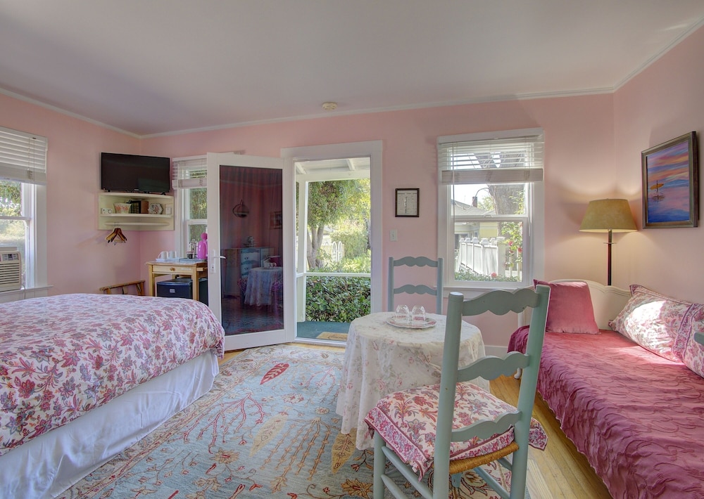 Secret Garden Inn and Cottages - photo 39