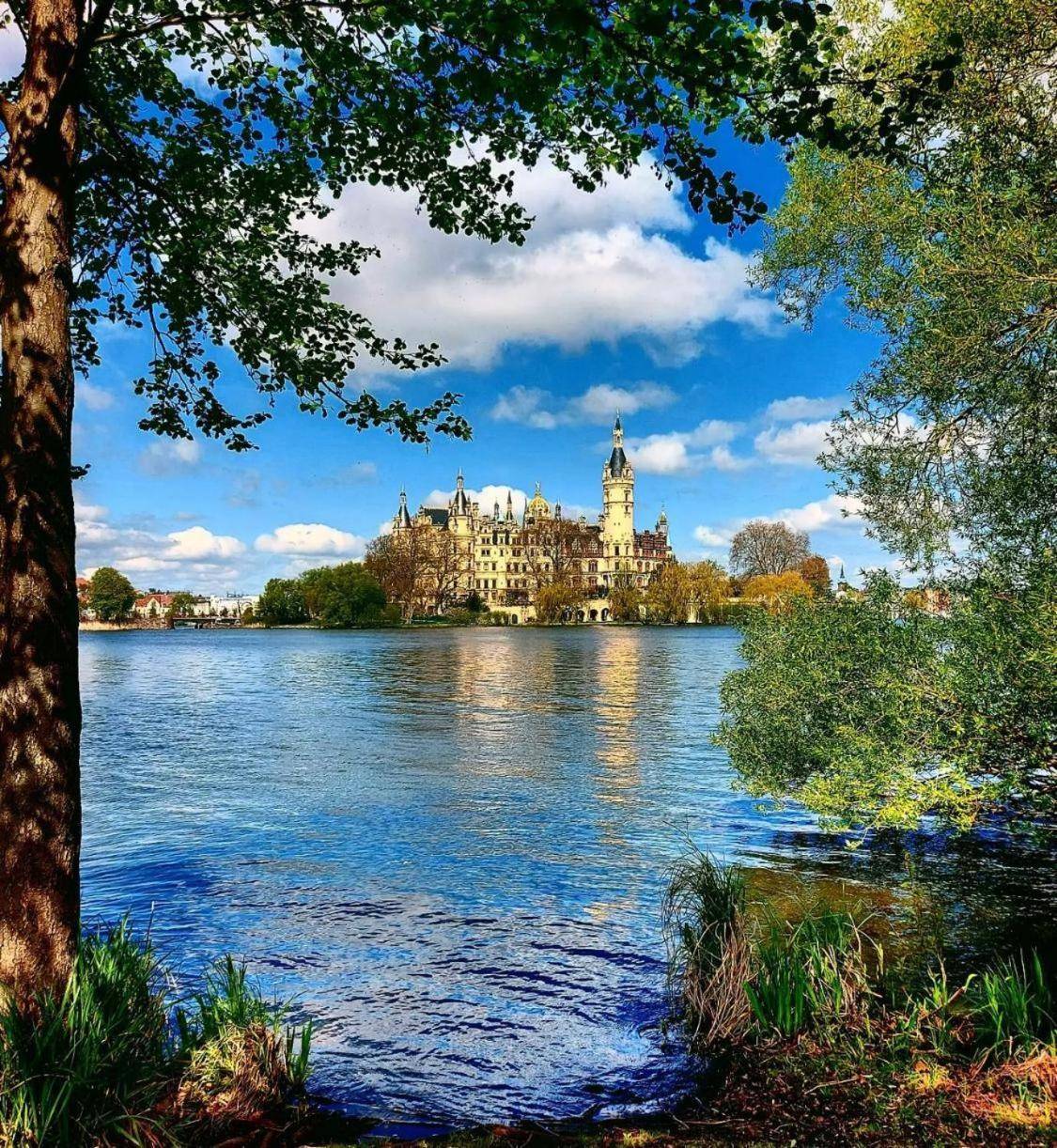 Modernes Wohnen am See — 4-Star Luxury Hotel in Schwerin, Germany