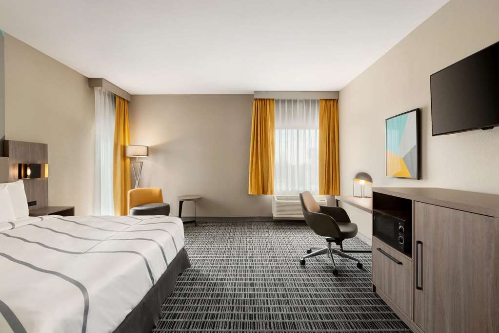 La Quinta Inn & Suites by Wyndham Richmond Sugarland - photo 27