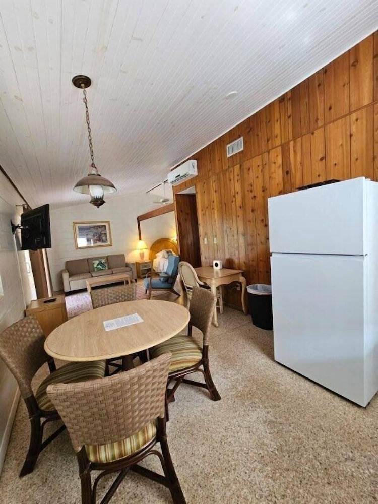 Tropical Resort & Marina on Lake Beresford - photo 18