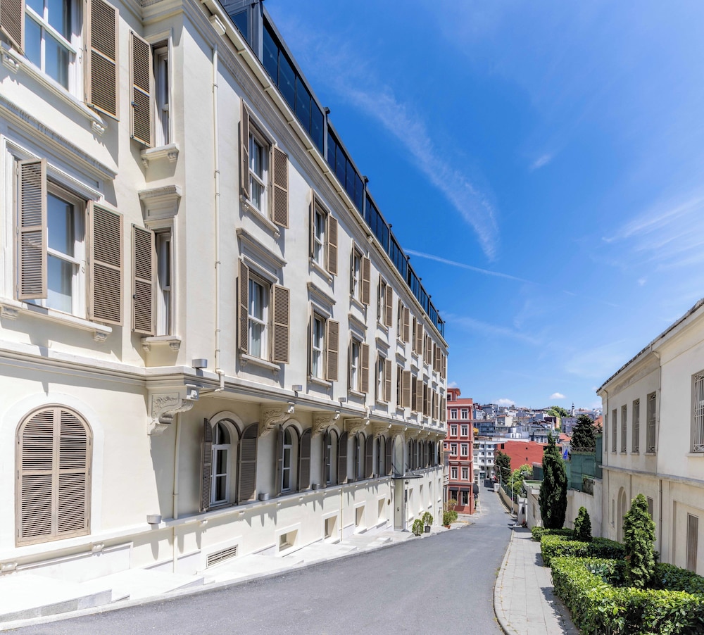 Tomtom Suites Special Class