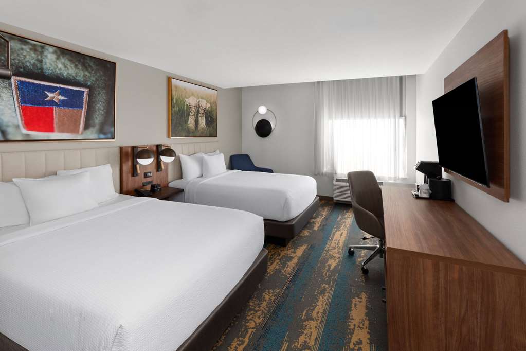 La Quinta Inn & Suites by Wyndham San Antonio at the RIM - photo 22
