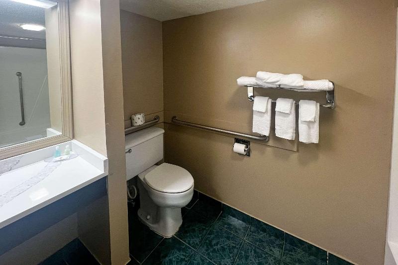 Days Inn by Wyndham Muskegon - photo 62