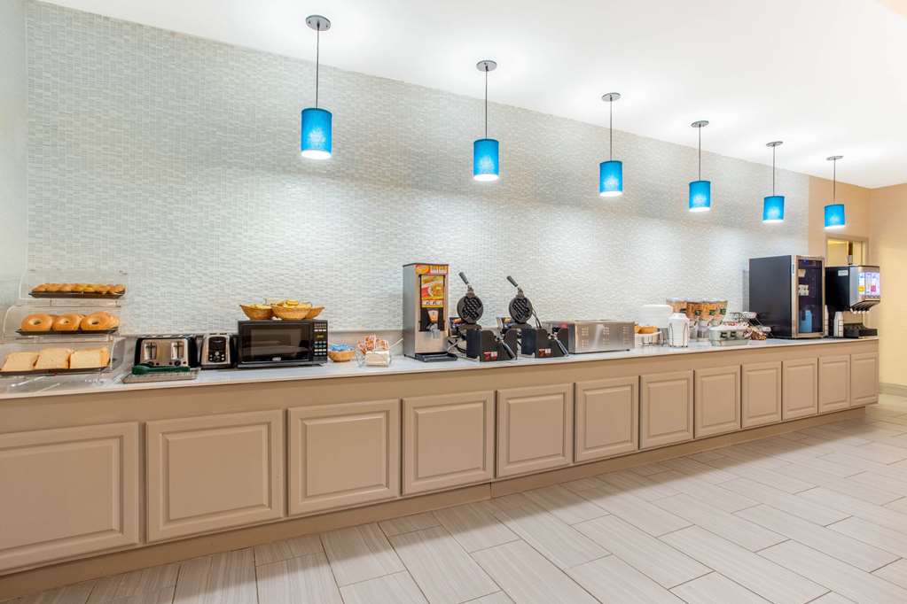 La Quinta Inn & Suites by Wyndham Hillsboro - photo 26