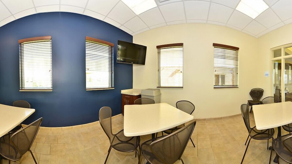 Holiday Inn Express & Suites Williston by IHG - photo 36