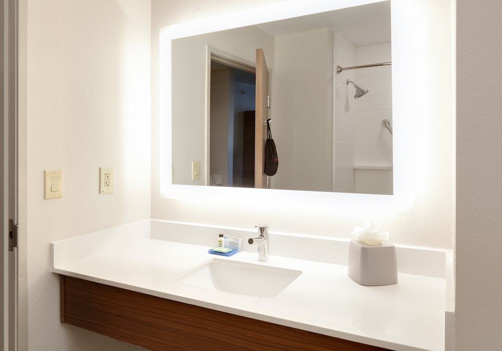 Holiday Inn Express and Suites San Antonio NW near - photo 5
