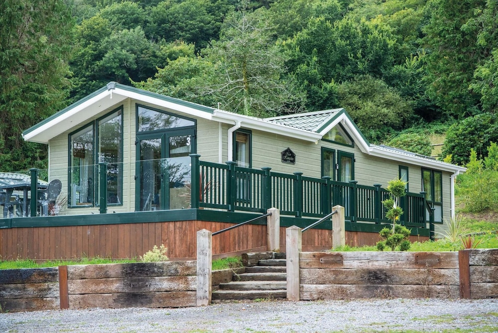 3 Manor Lodge 2 Bedroom Lodge Pendine — 4-Star Luxury Hotel in Carmarthen, United Kingdom