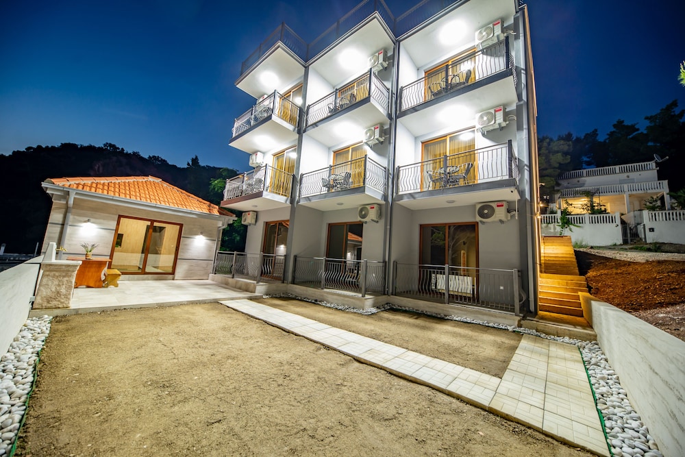 Green Pino Seaview Studios in Bar, Montenegro