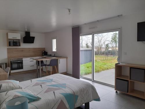 Studio Lumineux Avec Terrasse — hotel in La Roche-Sur-Yon