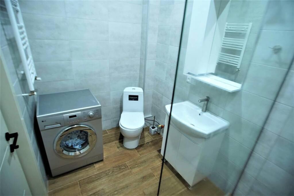 Cozy Apartment Near Holiday Inn
