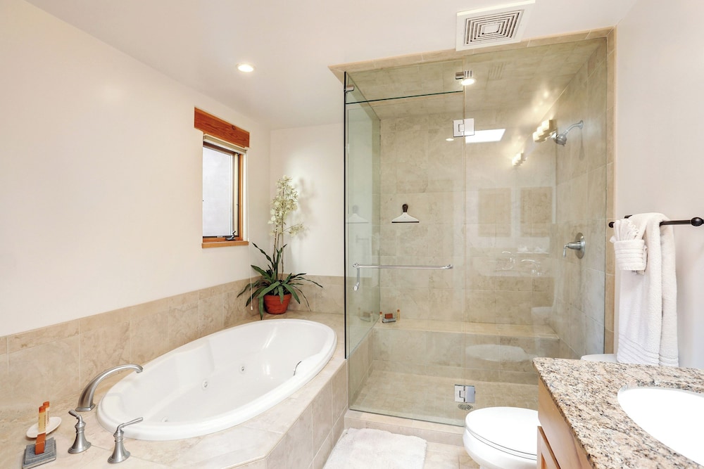 Bishops Lodge Villa Corazones by Kokopelli Property Management — 4-Star Luxury Hotel in Santa Fe, United States