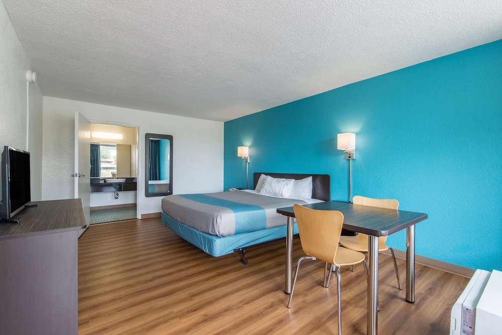 Motel 6 Pekin IL - photo 23