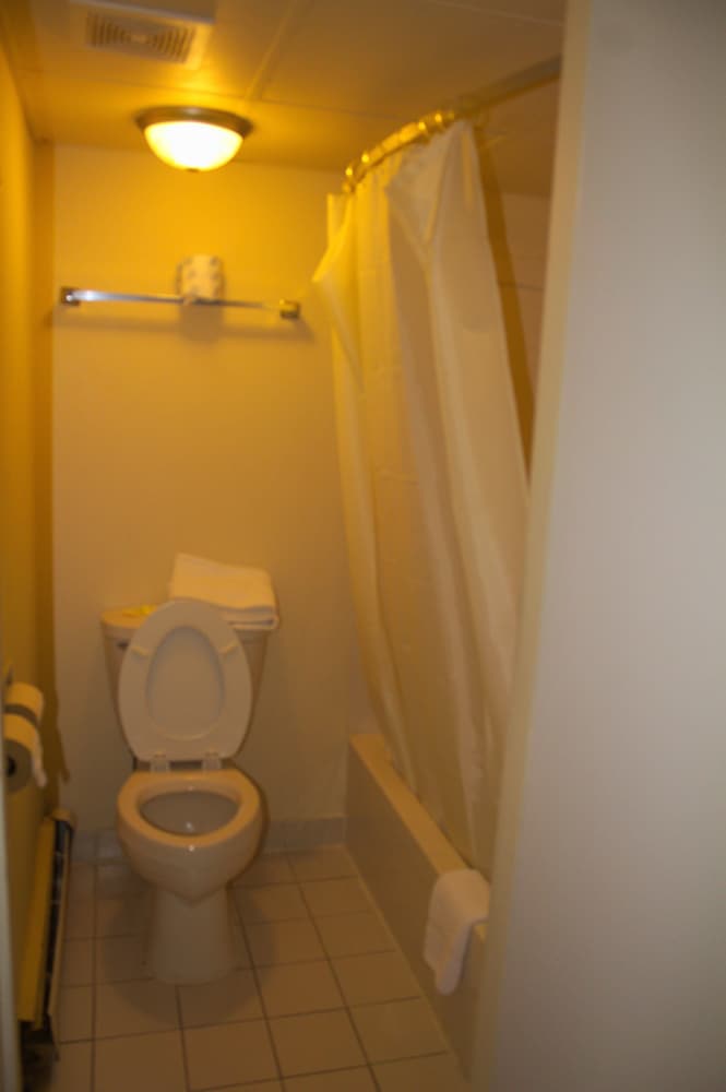American Inn & Suites - photo 26