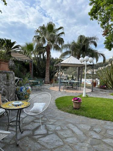 Esclusiva Luxury Villa con giardino — 4-Star Luxury Hotel in Ischia, Italy