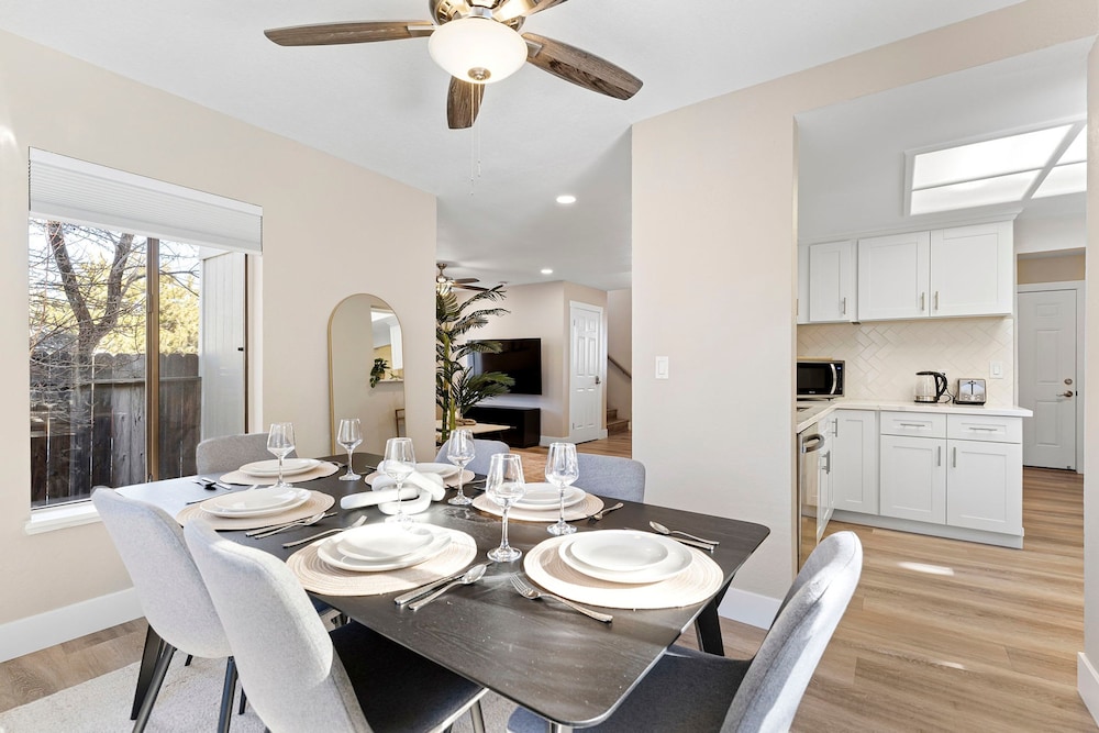 Elegant 4BD Reno Abode Close to Shops and Casinos - photo 34